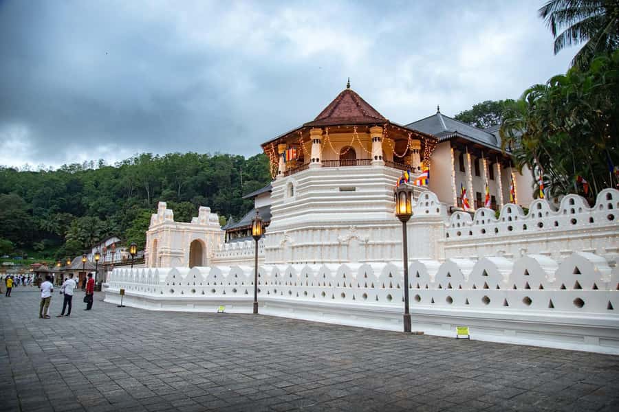 Sri Lanka Private 2-day Tour:Train Trip, Kandy, Nuwara Eliya - Gregory Lake Esplanade: A Break in the Tea-Focused Day
