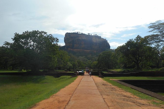 Sri Lanka Tour in 8 Days - Ramboda waterfall and Nuwara Eliya tea factory day