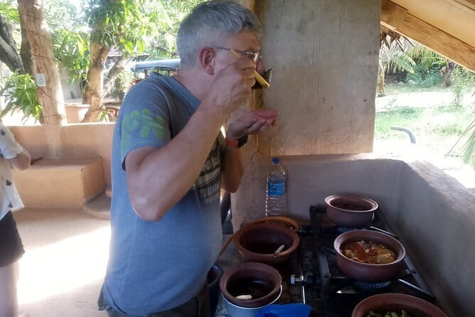 Sri Lankan Privet Cooking Class with Lunch - From pickup to garden tour: how the 3 hours usually unfold