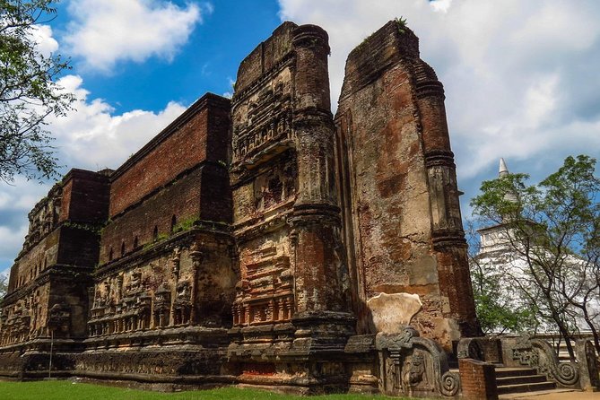 Tour Packages in Sri Lanka - Most Popular Round Tour - All in One Tour - Dambulla Cave Temple, Spice Gardens, and Kandy Night Culture