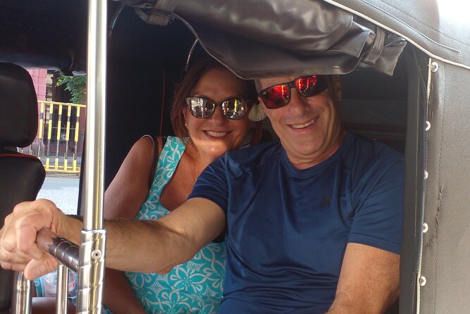 Tuk ride is very cheap in colombo (All inclusive)city tour - Viharamahadevi Park and the Old Town Hall contrast
