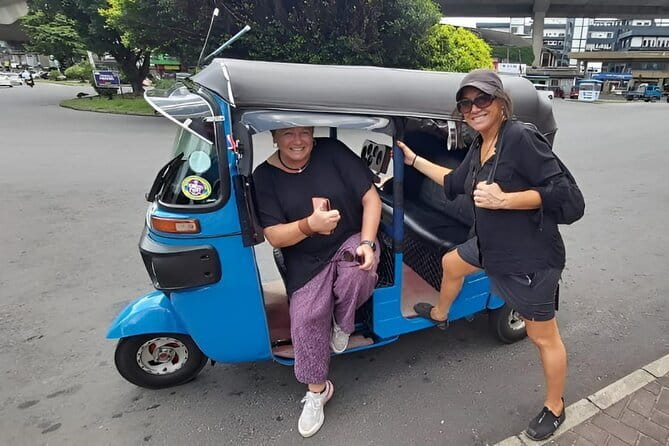 Tuk tuk colombo Sightseeing tour - Viharamahadevi Park: Photos, Green Space, and a Picnic-Style Break